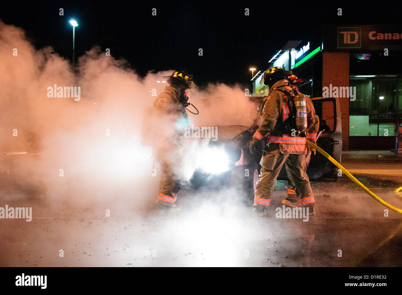 La polizia di Toronto chiuso il traffico in entrambe le direzioni sul Bathurst St. a Wilson Ave. Martedì dopo le due vetture si sono scontrate e scoppiò in f Foto Stock