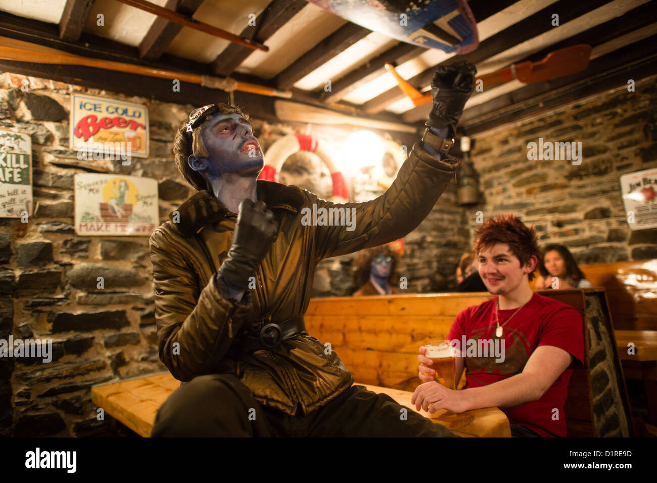 Il teatro nel pub - Aberystwyth università studenti di dramma di indossare il trucco blu di eseguire un breve gioco in un wine bar, Wales UK Foto Stock Il teatro nel pub - Aberystwyth università studenti di dramma di indossare il trucco blu di eseguire un breve gioco in un wine bar, Wales UK Foto Stock