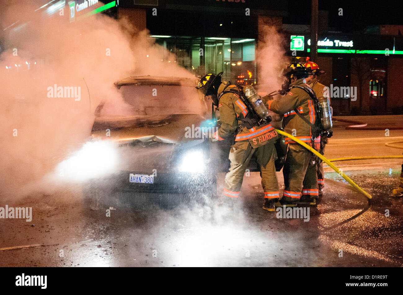La polizia di Toronto chiuso il traffico in entrambe le direzioni sul Bathurst St. a Wilson Ave. Martedì dopo le due vetture si sono scontrate e scoppiò in f Foto Stock