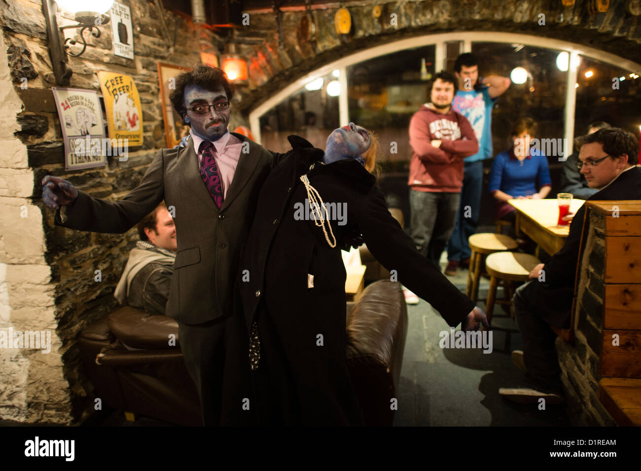 Il teatro nel pub - Aberystwyth università studenti di dramma di indossare il trucco blu di eseguire un breve gioco in un wine bar, Wales UK Foto Stock Il teatro nel pub - Aberystwyth università studenti di dramma di indossare il trucco blu di eseguire un breve gioco in un wine bar, Wales UK Foto Stock