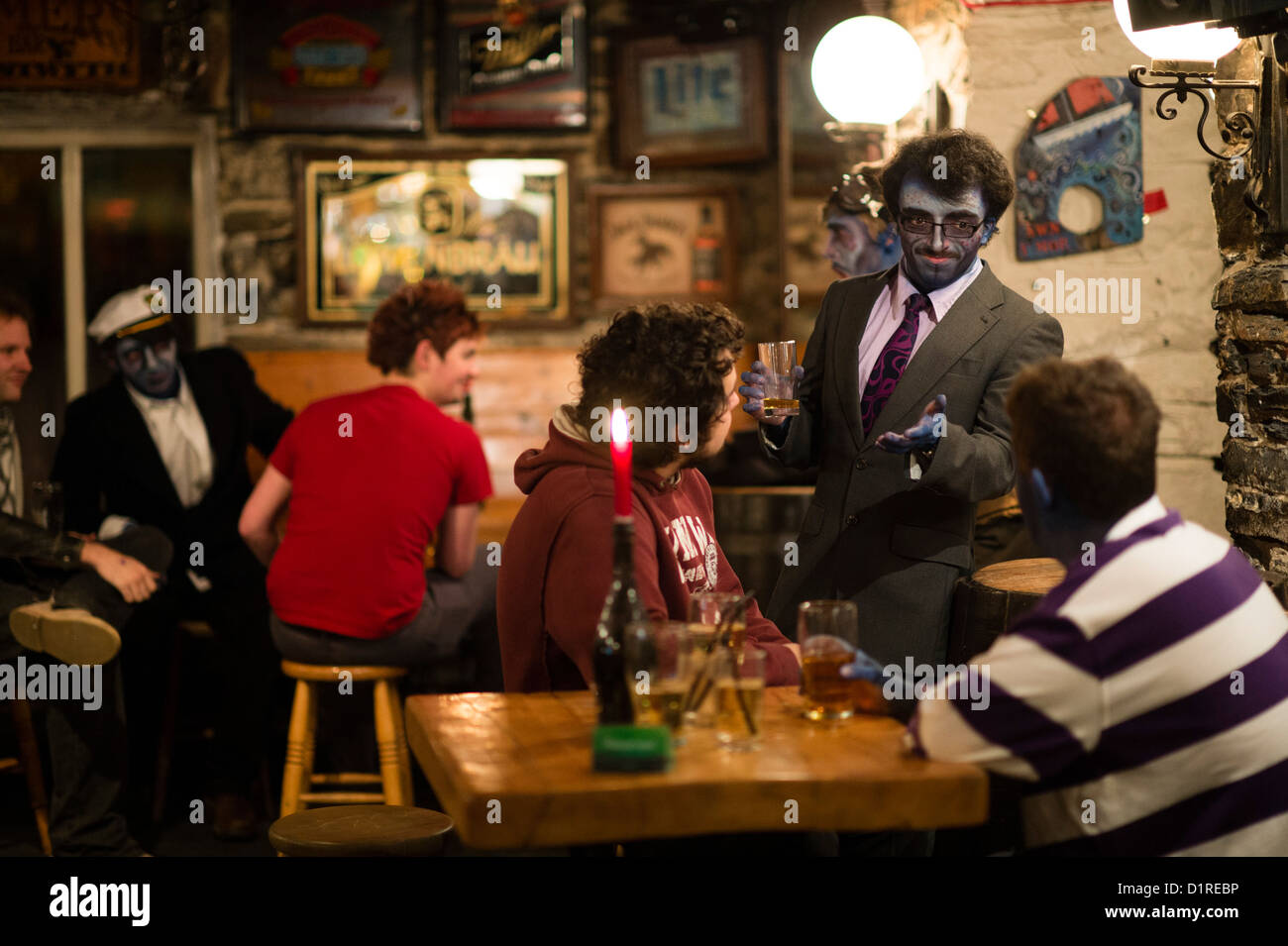 Il teatro nel pub - Aberystwyth università studenti di dramma di indossare il trucco blu di eseguire un breve gioco in un wine bar, Wales UK Foto Stock Il teatro nel pub - Aberystwyth università studenti di dramma di indossare il trucco blu di eseguire un breve gioco in un wine bar, Wales UK Foto Stock