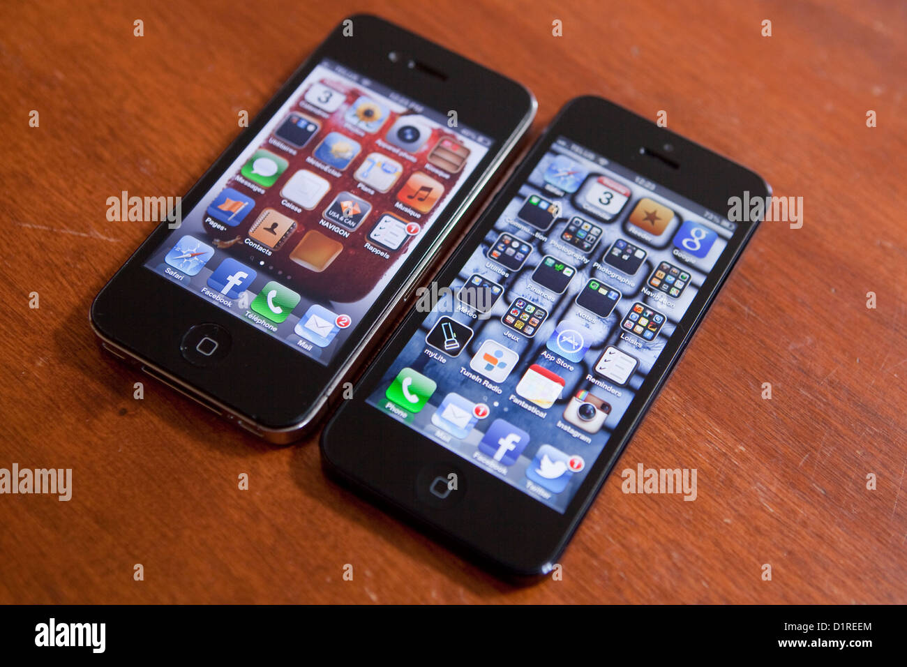 Un iPhone 4 e iPhone 5 sono viste affiancate su un tavolo. Foto Stock