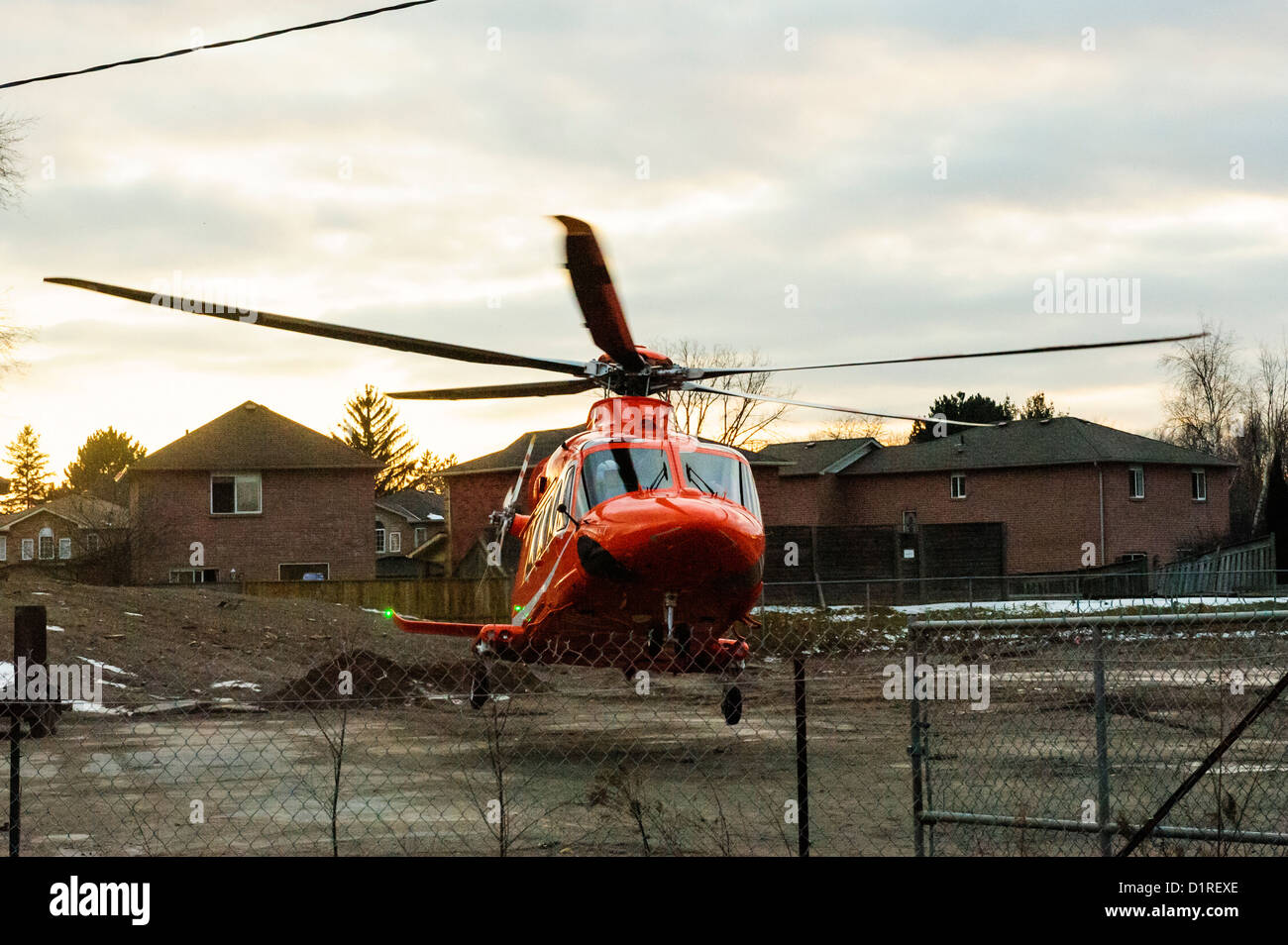 Un ORNGE Air Ambulance terre in un lotto adiacente alla scena di un treno deragliamento in Burlington Ontario Foto Stock