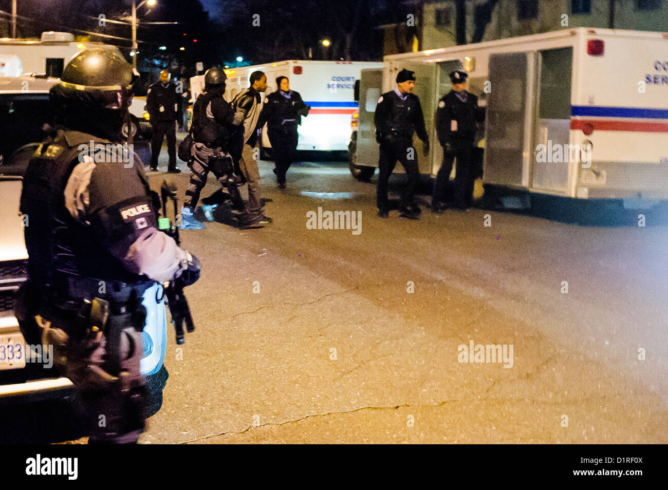 Armate pesantemente i membri della polizia di Toronto di eseguire un mandato di perquisizione arresto di più di una dozzina di persone Foto Stock