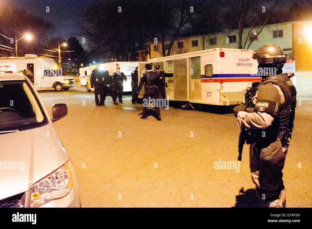 Armate pesantemente i membri della polizia di Toronto di eseguire un mandato di perquisizione arresto di più di una dozzina di persone Foto Stock