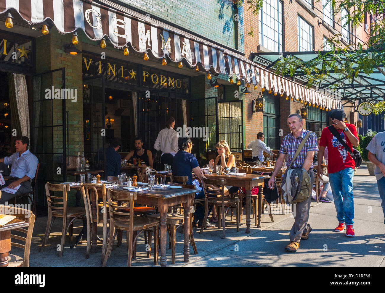 New York, NY, STATI UNITI D'AMERICA, persone che condividono i pasti sulla  terrazza del East Village Ristorante Italiano, 'Dolci Vini Forno' Foto  stock - Alamy