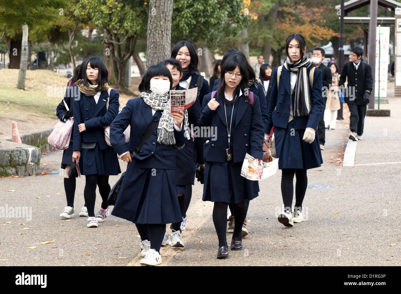 Giapponese studentesse su un escursione o gita ai siti storici di Nara, Giappone Foto Stock