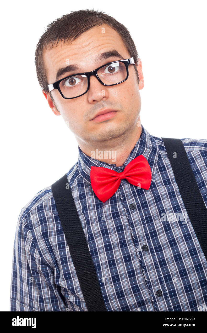 Close up di gravi sorpreso nerd uomo cercando, isolato su sfondo bianco. Foto Stock