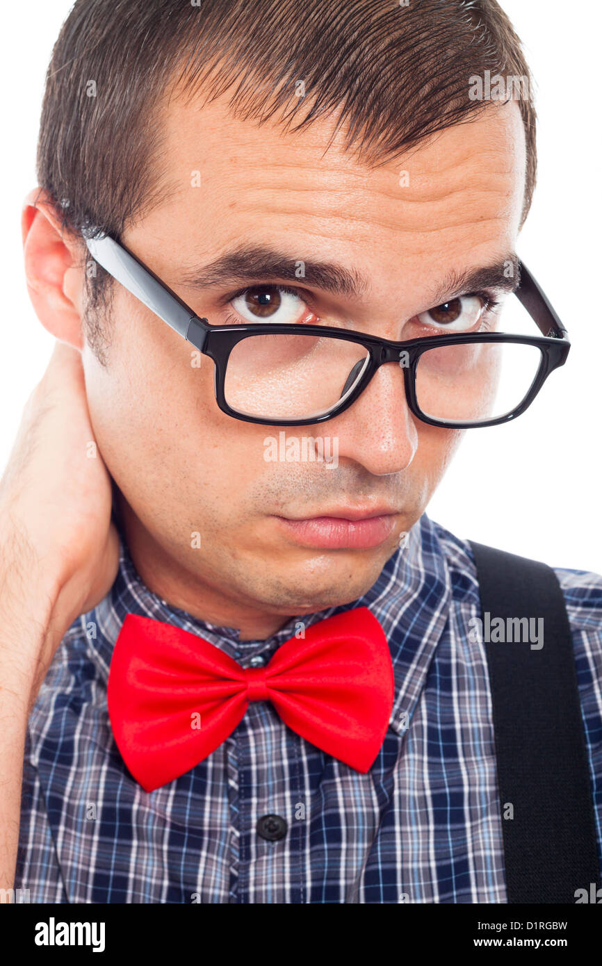 Close up di grave preoccupazione nerd uomo in occhiali, isolato su sfondo bianco. Foto Stock