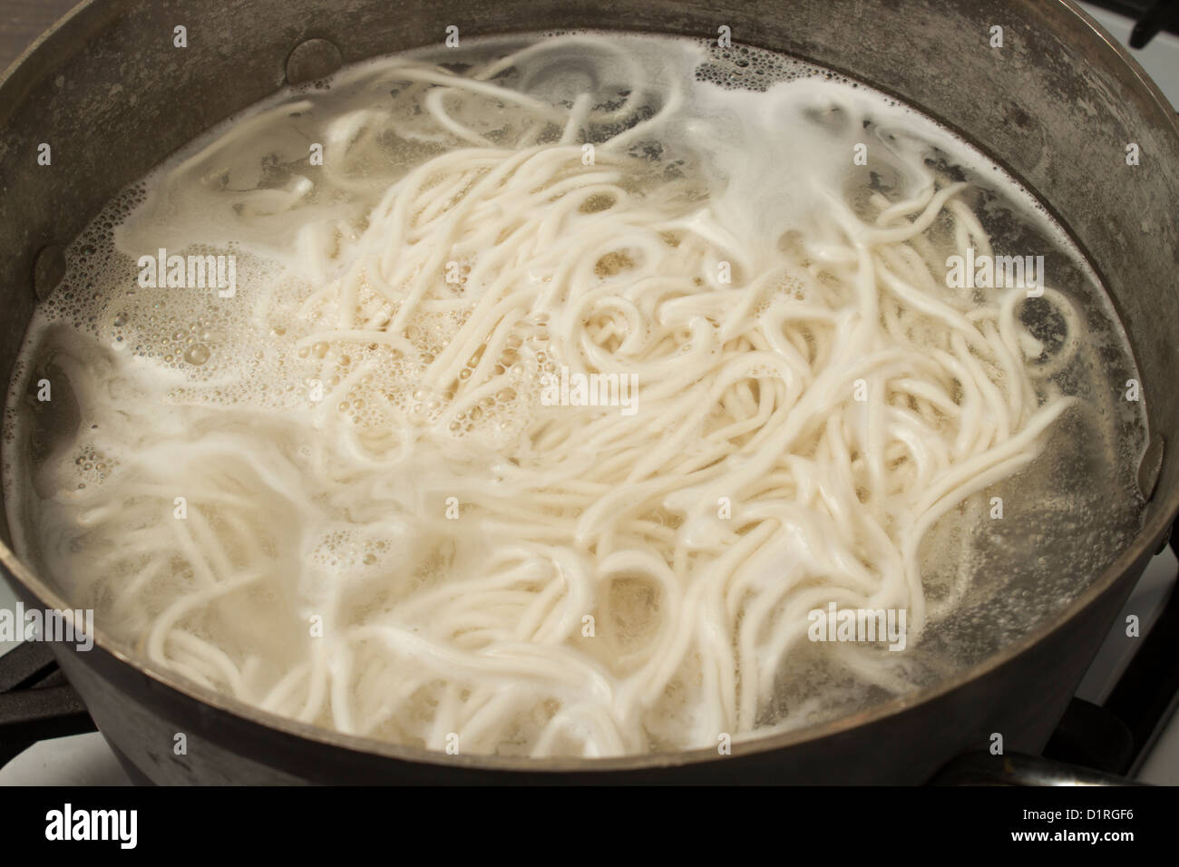 Shanghai Noodles ebollizione in una pentola Foto Stock