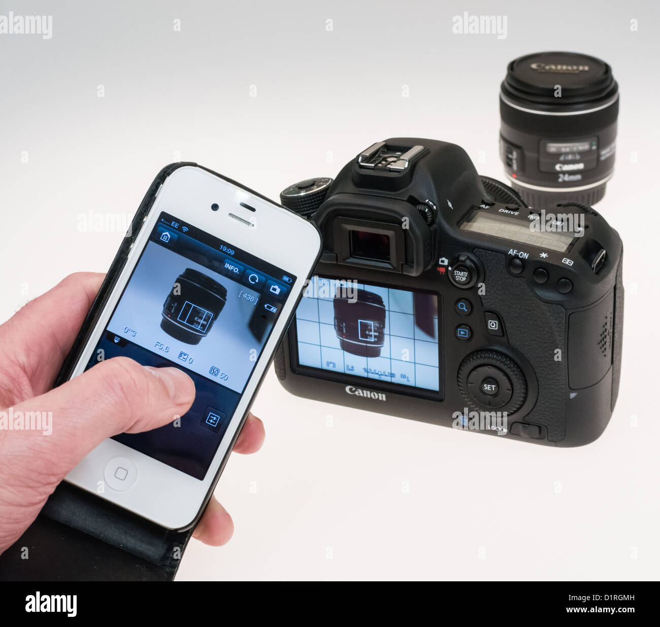 Canon EOS 6D fotocamera - WiFi attivato i collegamenti della telecamera per  EOS App Remote su iPhone di Apple per controllare la telecamera e cattura  di immagini Foto stock - Alamy