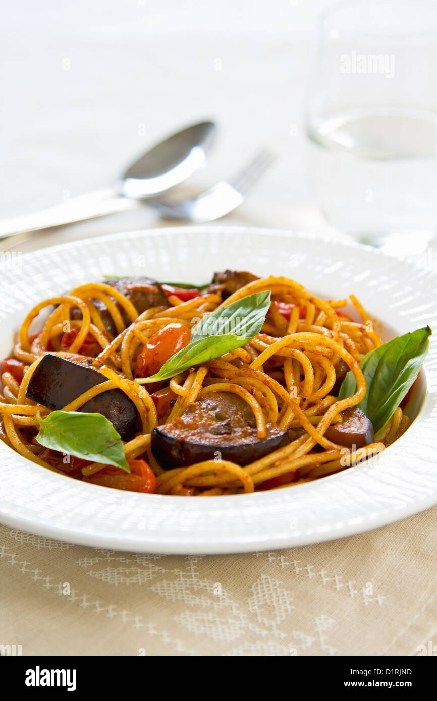Spaghetti con le melanzane, pomodoro e basilico Foto Stock