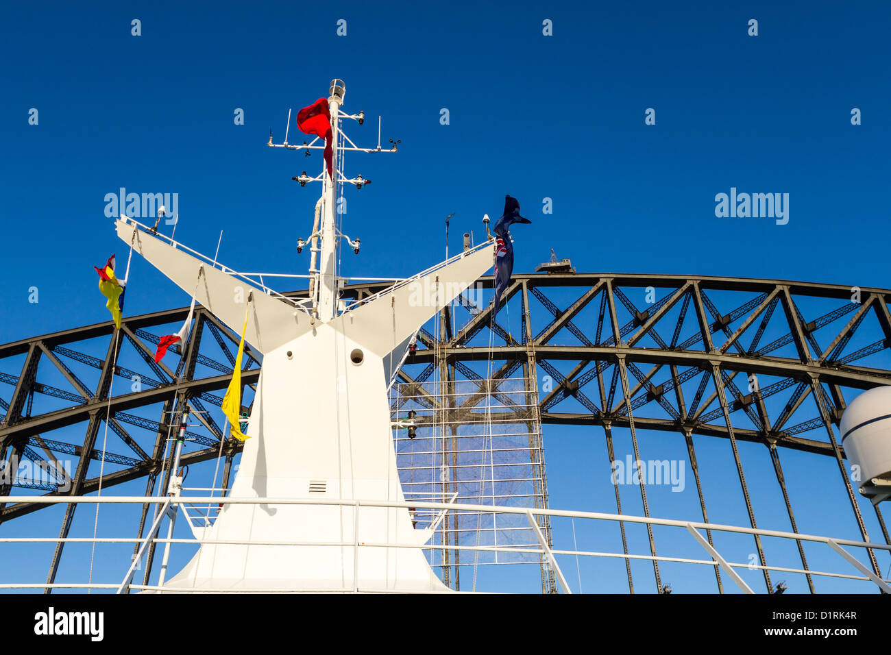 Navi bandiera montante come PandO Perla del Pacifico si avvicina a passare sotto il Ponte del Porto di Sydney, Australia Foto Stock