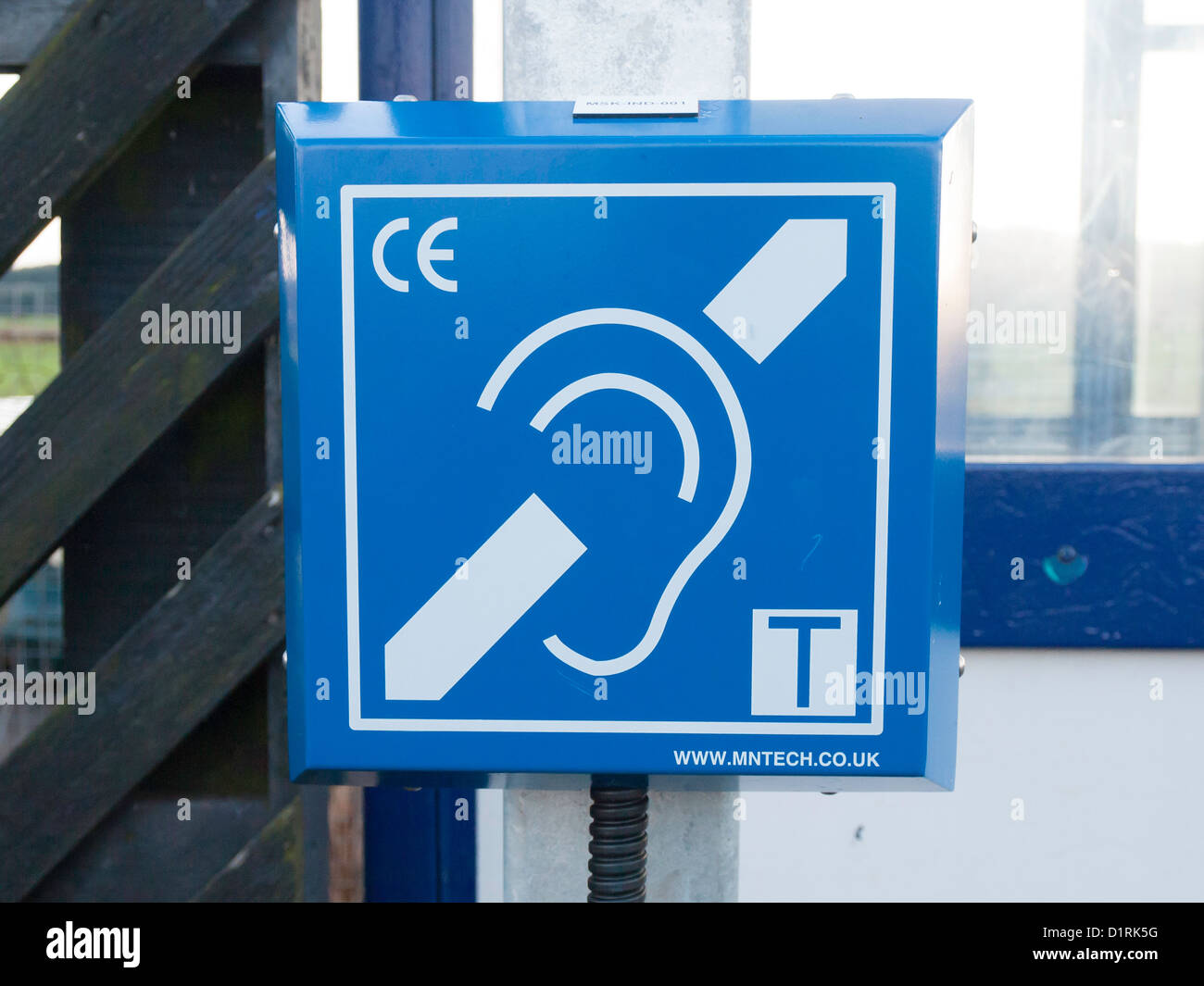 Uno speciale telefono azzurro fornendo informazioni per persone non udenti su un piccolo unmanned stazione ferroviaria Foto Stock