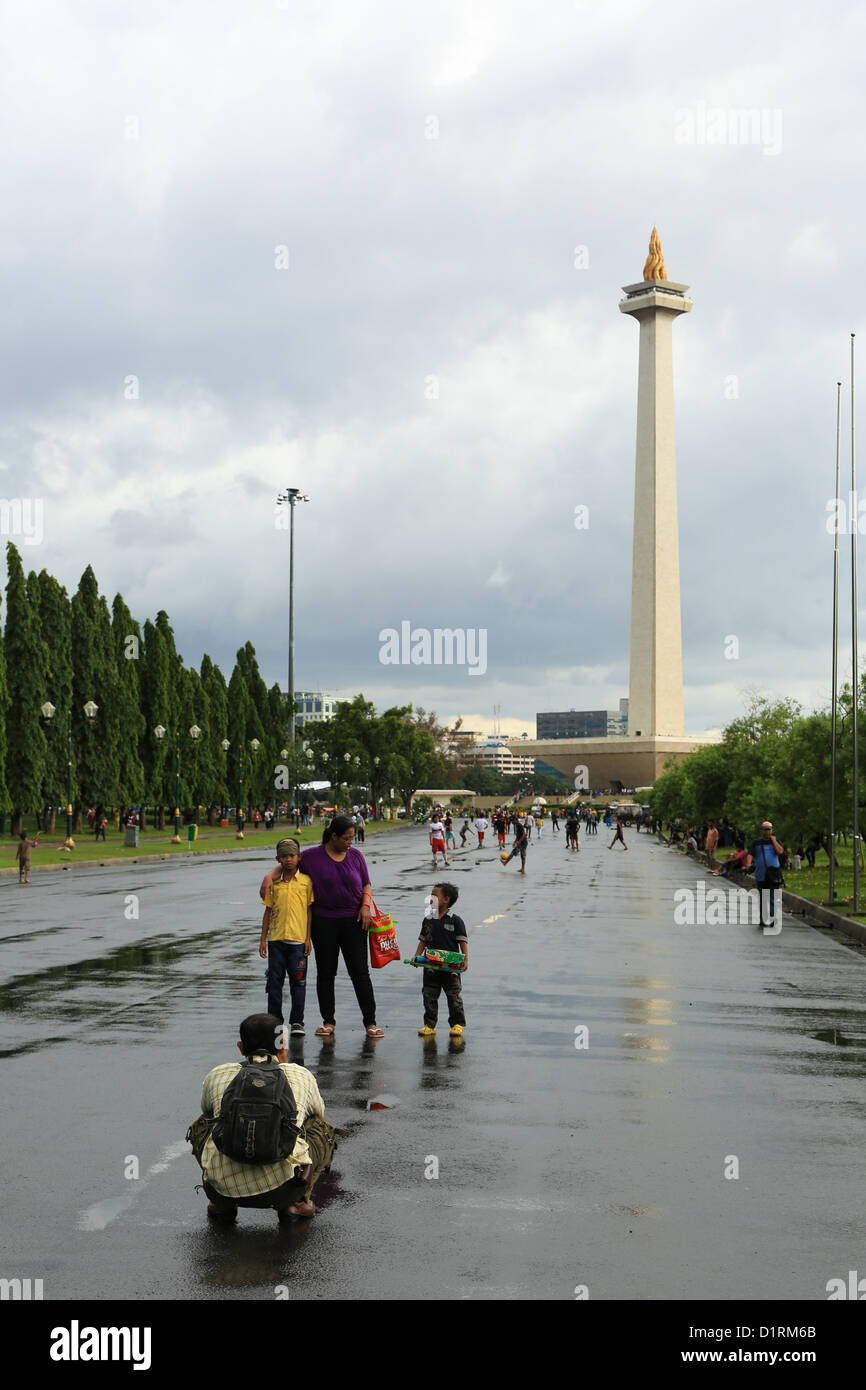 Gli asiatici turisti prendendo un ritratto di famiglia nella parte anteriore del MONAS (monumento nazionale) nel centro di Jakarta, Indonesia Foto Stock