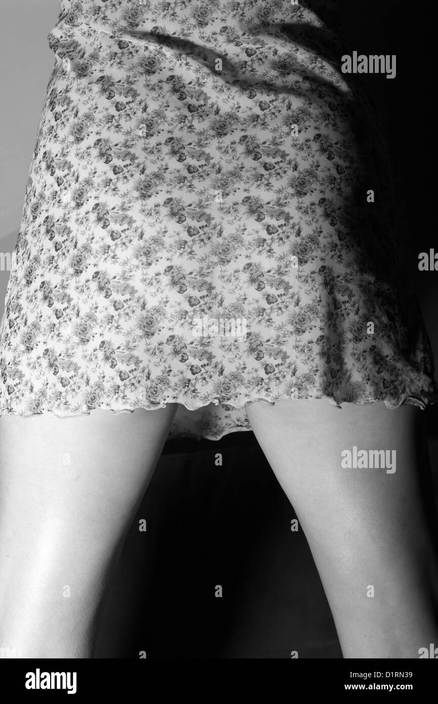 Bianco e nero dettaglio sexy della donna in minigonna Foto stock - Alamy