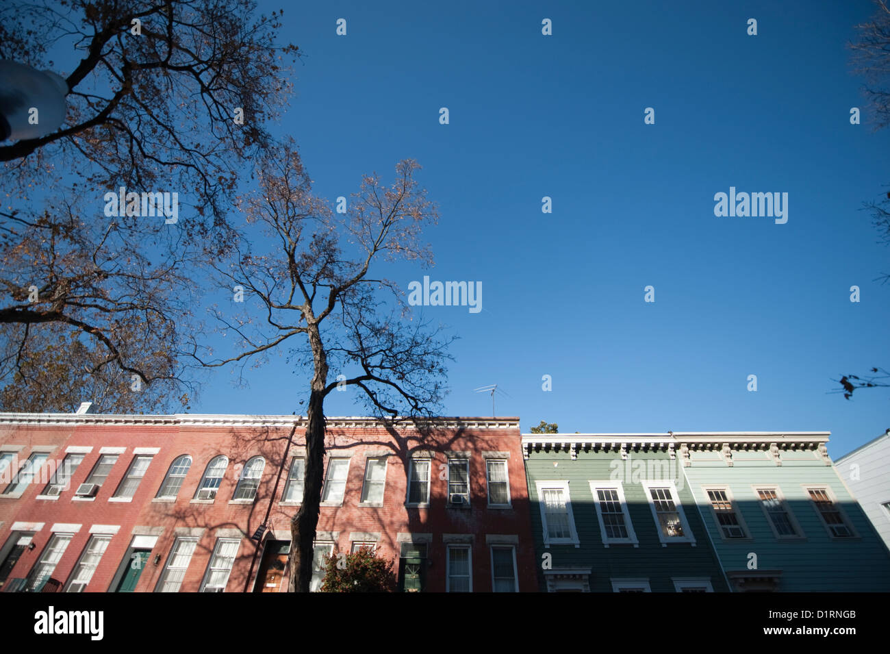 Facciate delle vecchie case nel quartiere storico di Georgetown in autunno, Washington DC, Stati Uniti d'America contro un cielo blu Foto Stock