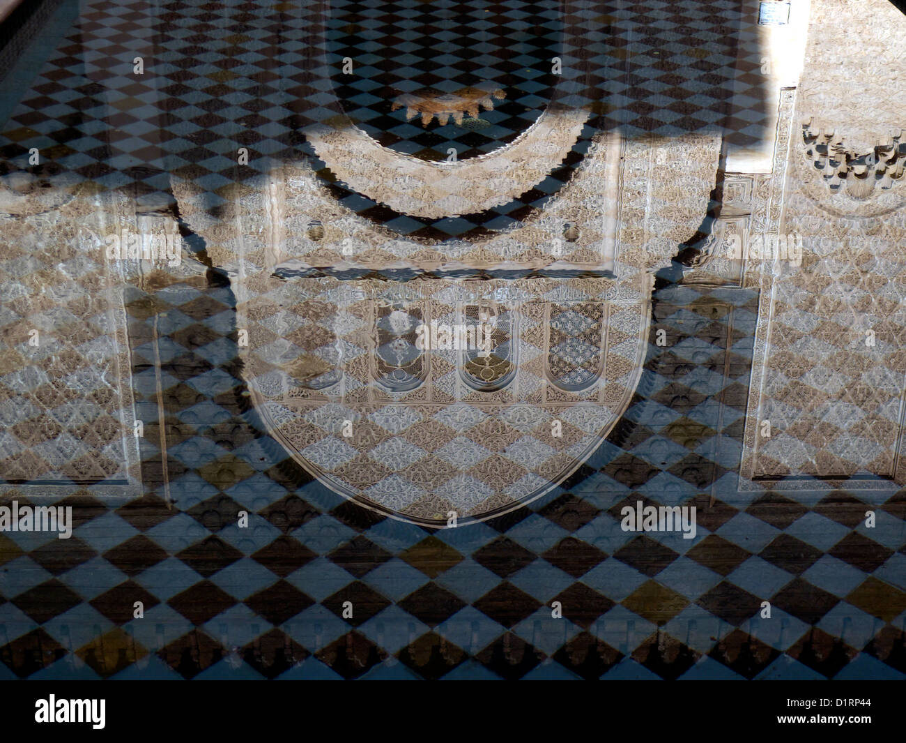 Ben Youssef Madrasa - cortile dettaglio riflesso nella piscina centrale Foto Stock