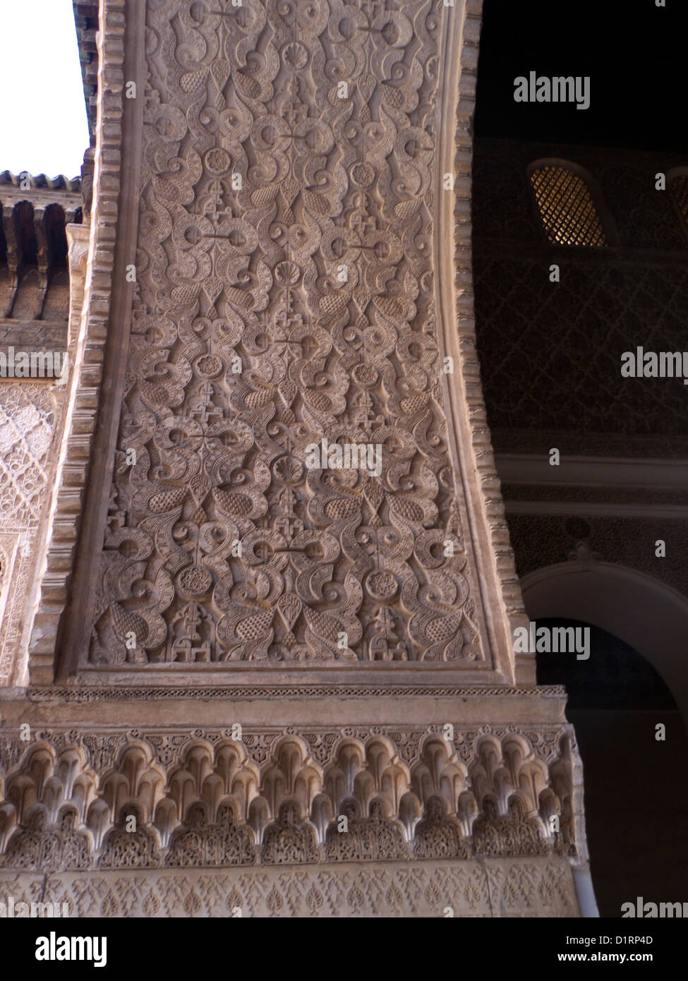 Ben Youssef Medersa o Madrasa - dettaglio di arco che conduce alla sezione della moschea. Foto Stock