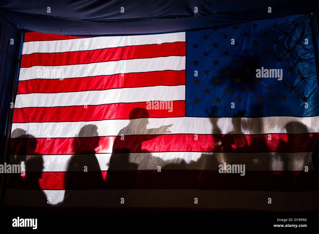 Il Presidente Usa Barack Obama si stagliano contro una bandiera americana durante una serata campaign rally Novembre 3, 2012 in Dubuque, Iowa. Foto Stock