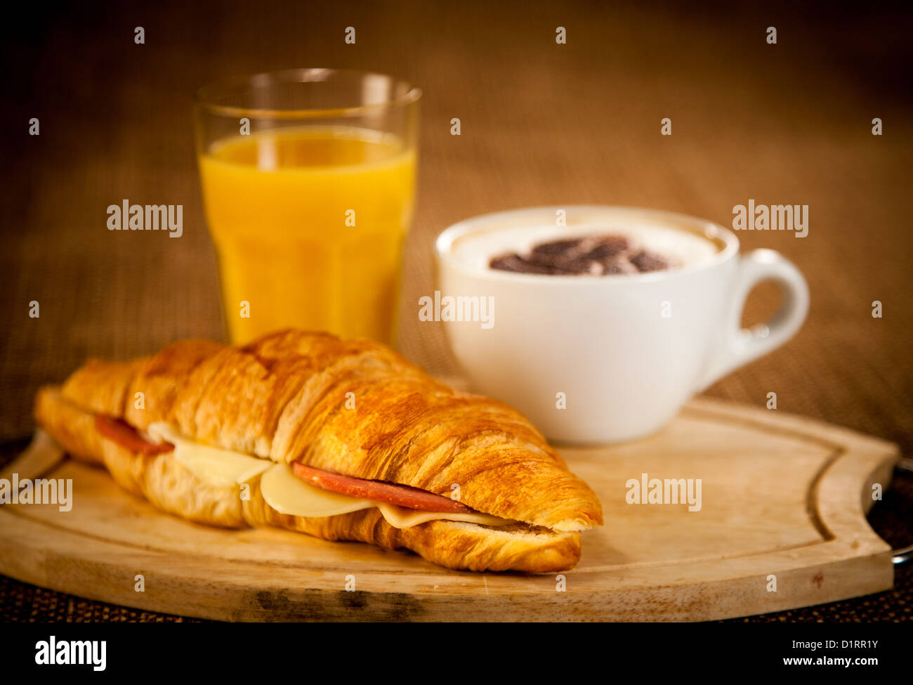 Tazza di caffè e croissant per la colazione Foto Stock