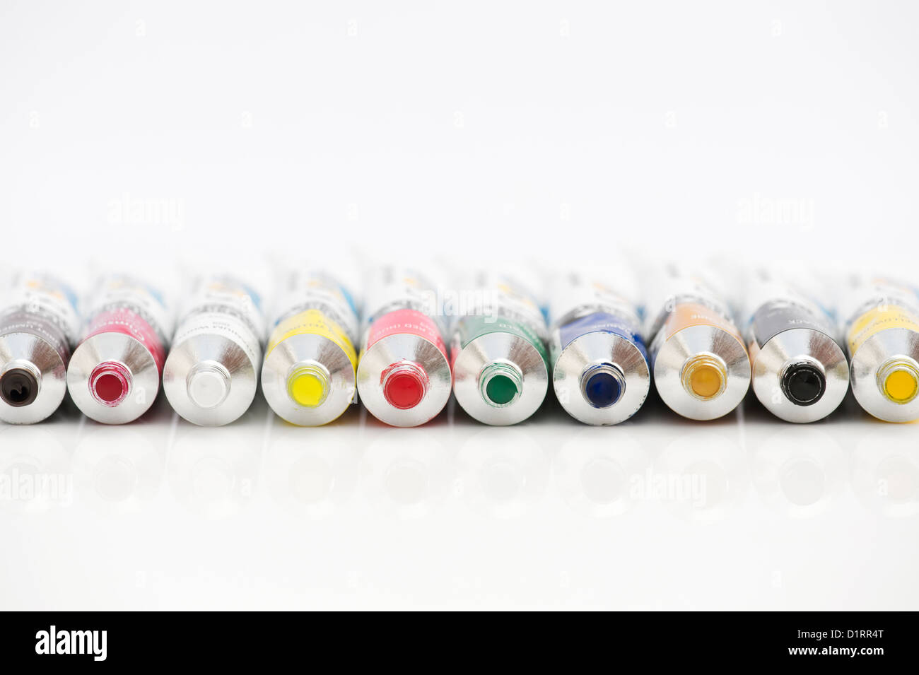 Artisti vernice acrilica tubi su bianco Foto Stock