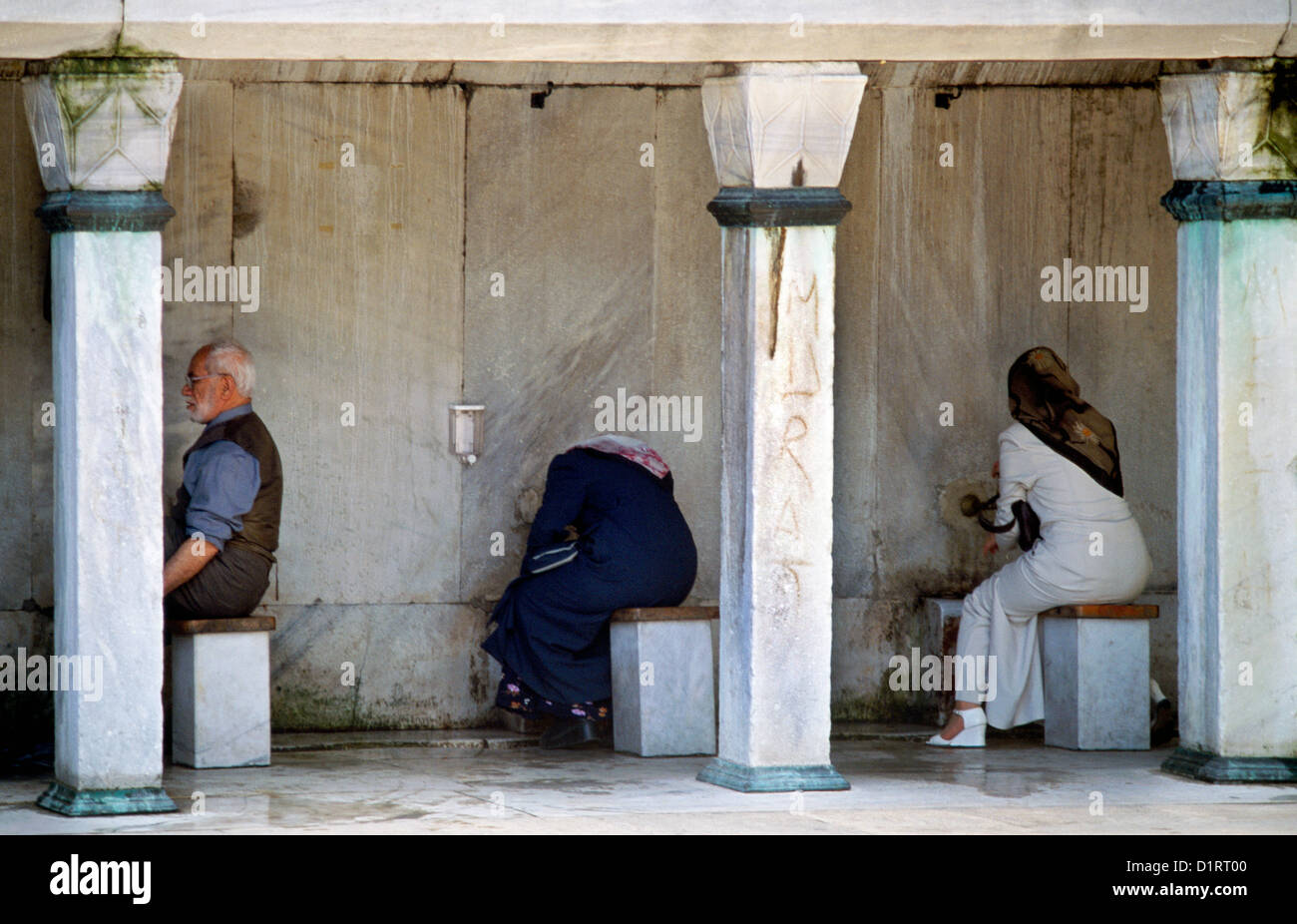 Istanbul Turchia la Moschea Blu musulmani lavaggio prima della preghiera Wudu Foto Stock