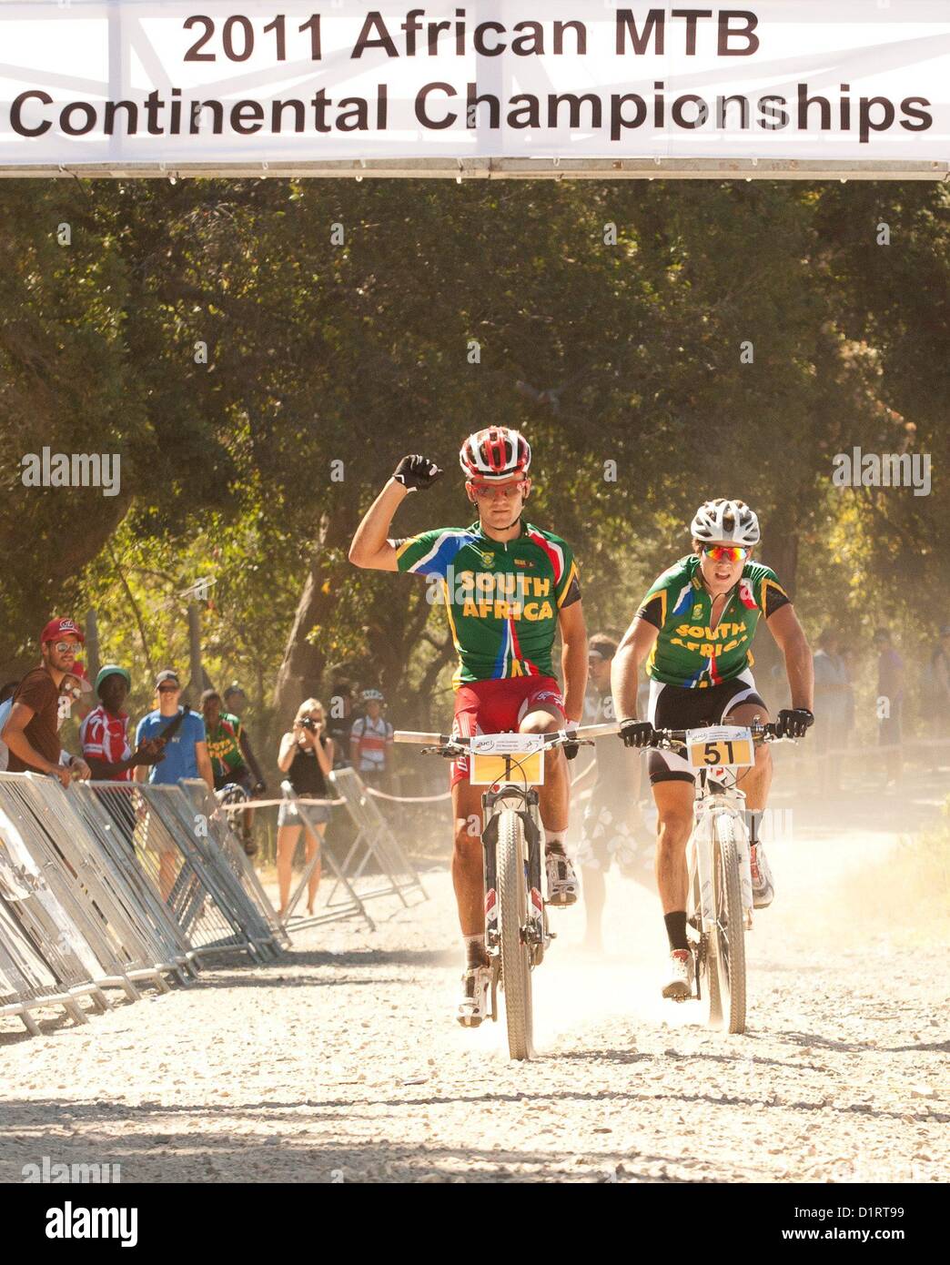 STELLENB.S., SUD AFRIC: Burry Stander giri un concorrente come egli attraversa la linea del traguardo un convincente vincitore della categoria elite durante l UCI continentale africana Cross Country Mountain Bike svoltisi a Jonkerhoek Febbraio 12, 2011 a Stellenbosch, Sud Africa Foto di Greg Beadle / Gallo immagini Foto Stock