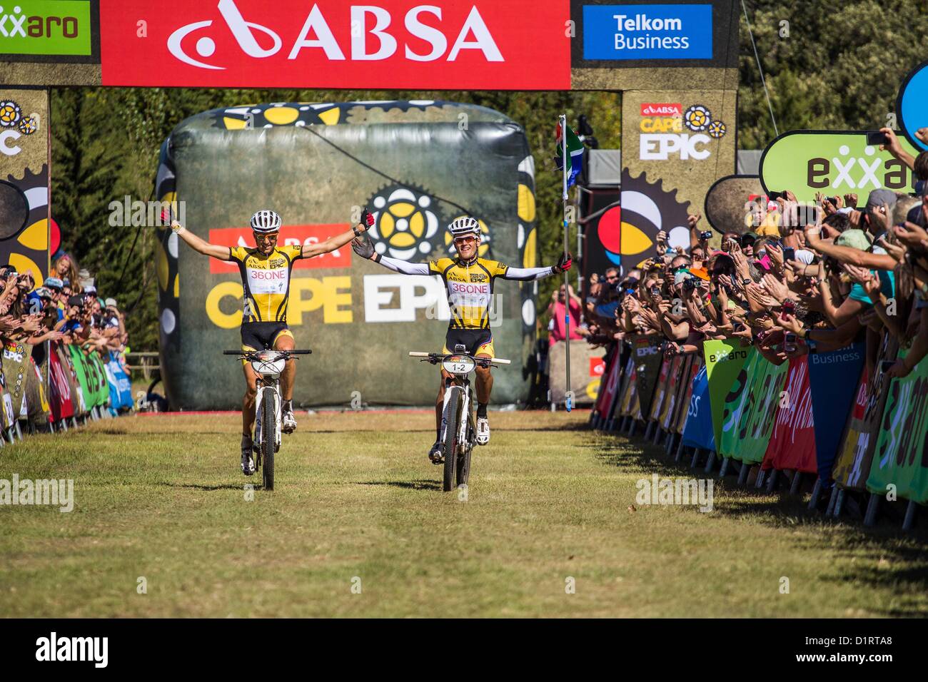 WESTERN CAPE, SUD AFRICA: Burry Stander e Sauser Christof vincere la Absa Cape Epic mountain bike race a partire da Oak Valley Wine Estate e la finitura a Lourensford Wine Estate on April 01, 2012 in Western Cape, Sud Africa foto di Chris Hitchcock / Gallo immagini Foto Stock