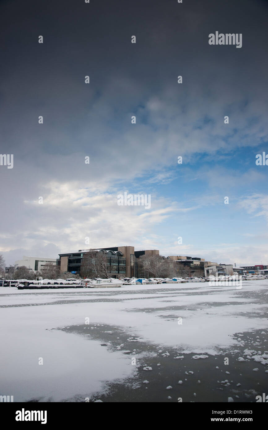 Università di Lincoln Brayford Campus nella neve - Edificio Principale, Lincolnshire, Regno Unito Foto Stock