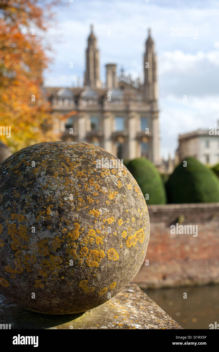 Sfera di pietra su Clare College bridge, Università di Cambridge, Inghilterra, Regno Unito Foto Stock