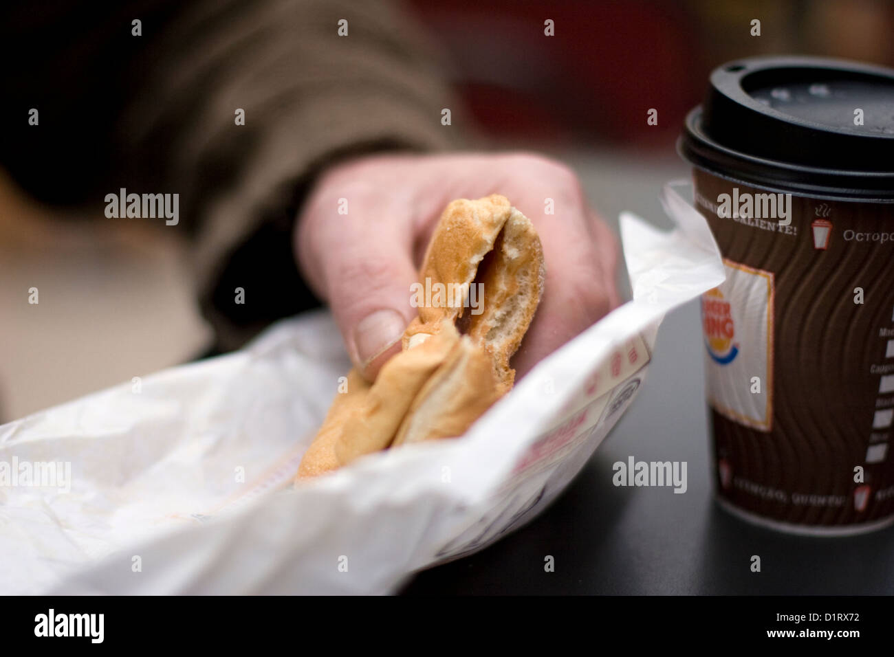 Il fast food Burger con un boccone fuori di essa Foto Stock
