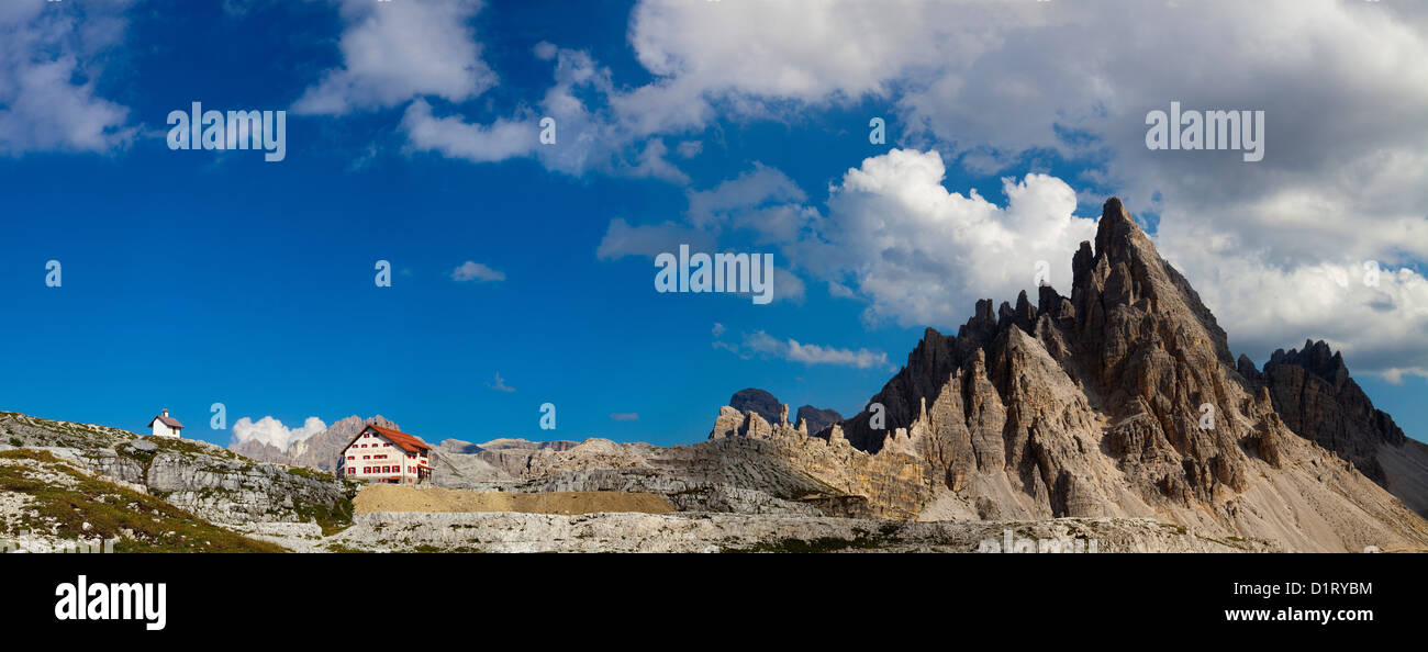 Il rifugio Locatelli e il Monte Paterno vicino a Tre Cime di Lavaredo, Dolomiti, Veneto, Trentino Alto Adige, Italia Foto Stock