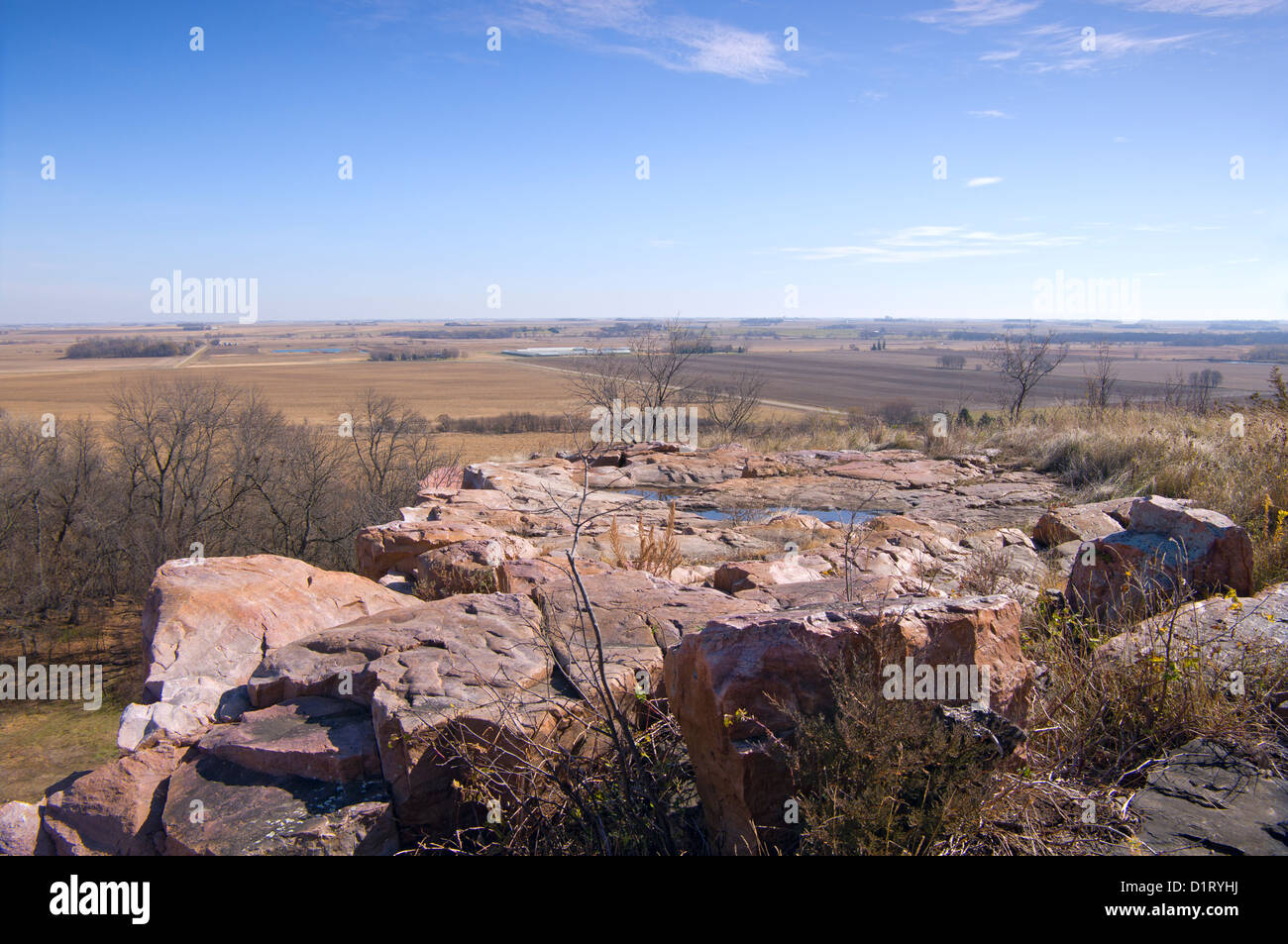 Sioux quarzite falesie sopra prairie circondato da terreni agricoli a Blue Mounds State Park in Minnesota Foto Stock