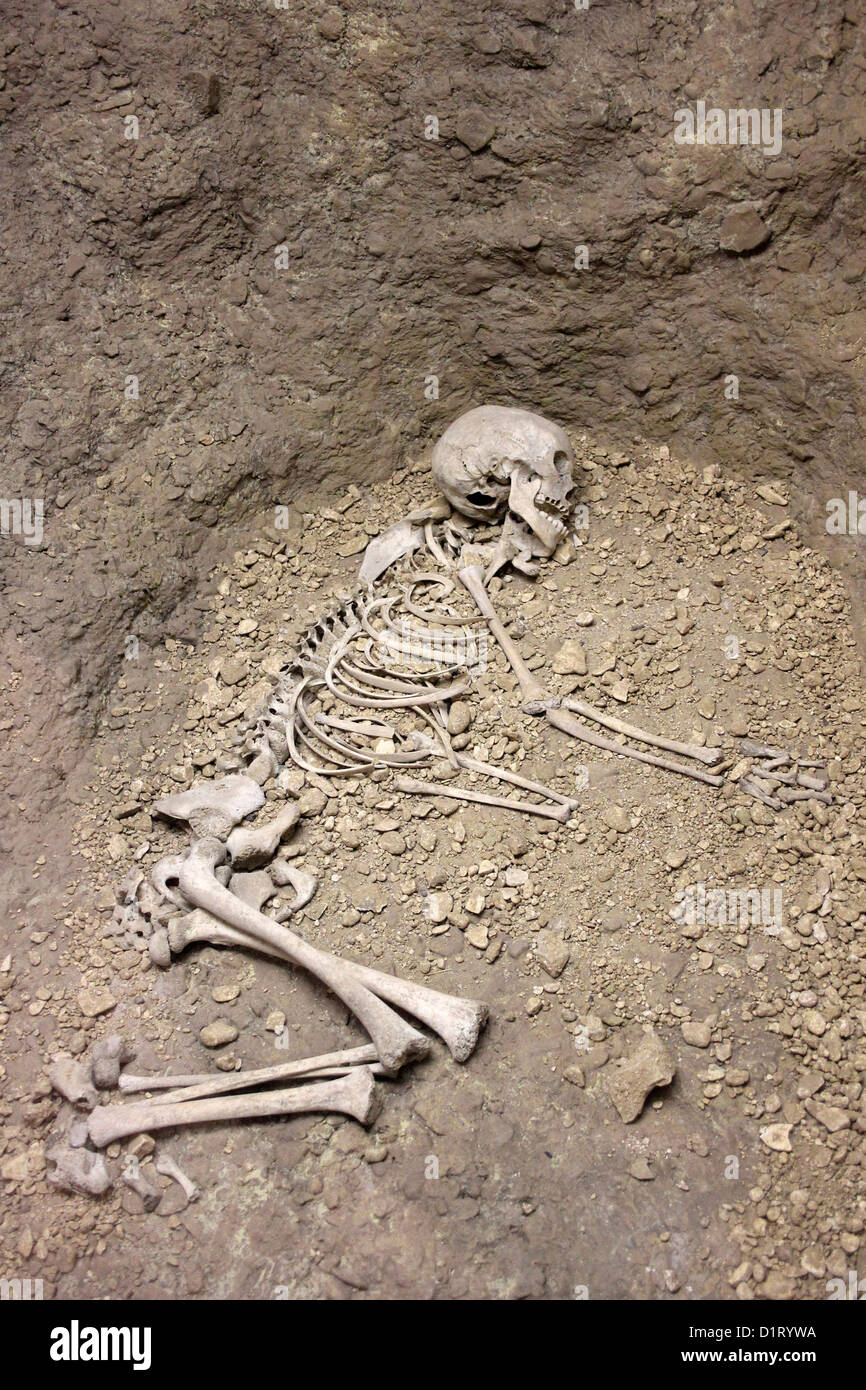 Età del ferro fossato quadrato Barrow sepoltura che mostra lo scheletro giacente sul lato sinistro in posizione rannicchiata Foto Stock