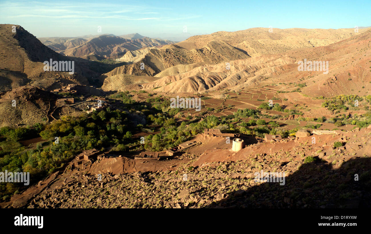 Vista di Tijhza (o) Tighza village e i campi nella valle Ouarikt, Alto Atlante, Marocco. Foto Stock