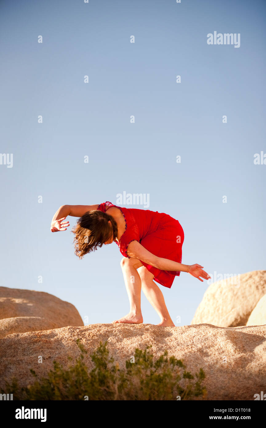 Donna in danza di torsione elevata su un palcoscenico di pietra. Foto Stock
