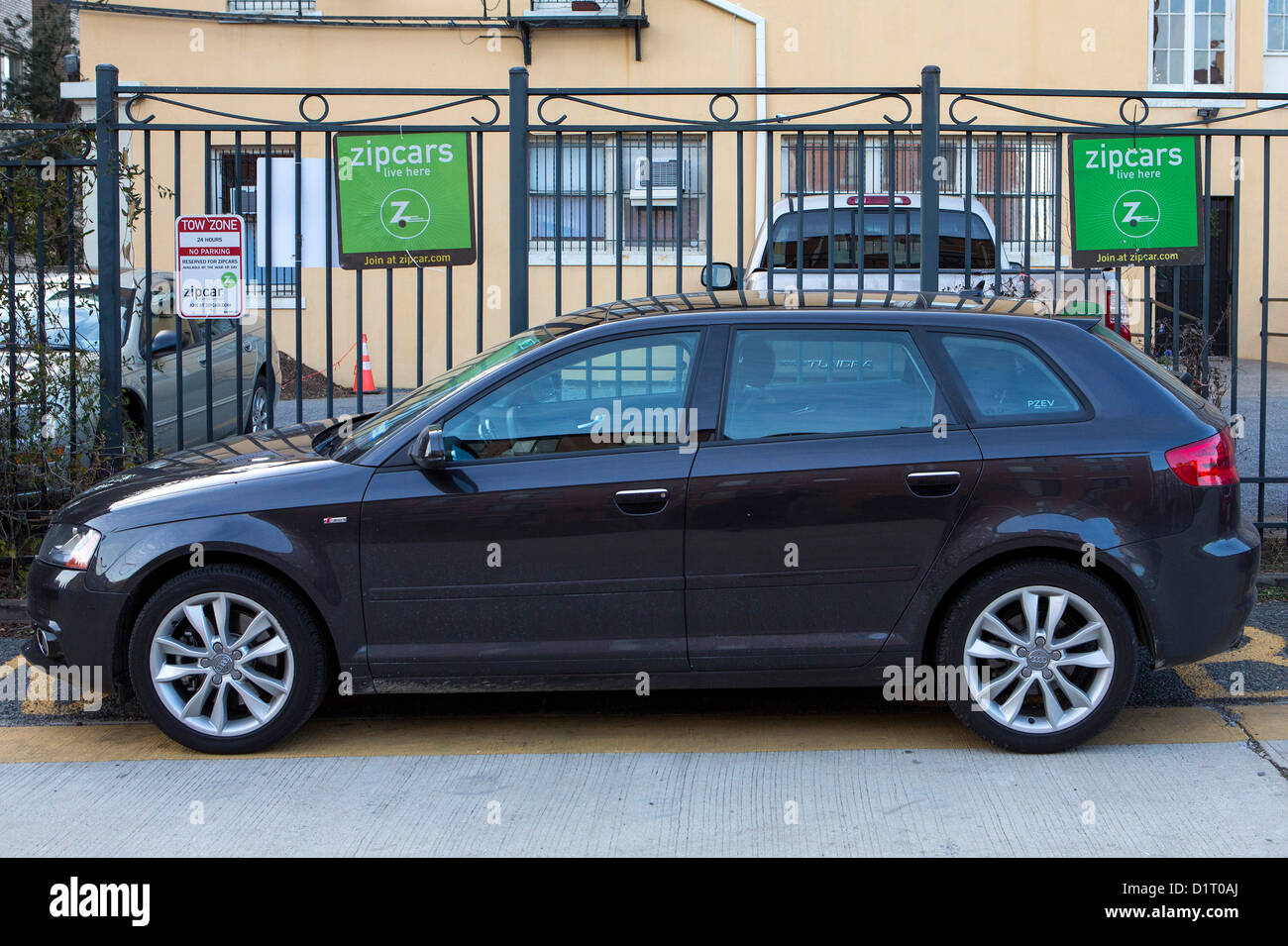 Un Zipcar carshare posizione con l'auto. Foto Stock