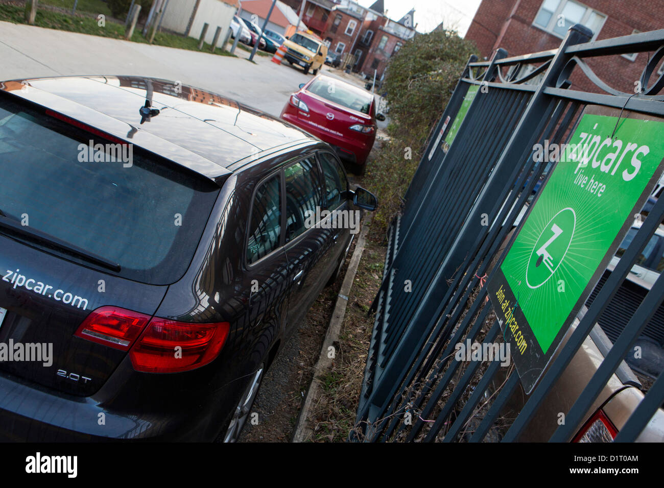 Un Zipcar carshare posizione con l'auto. Foto Stock