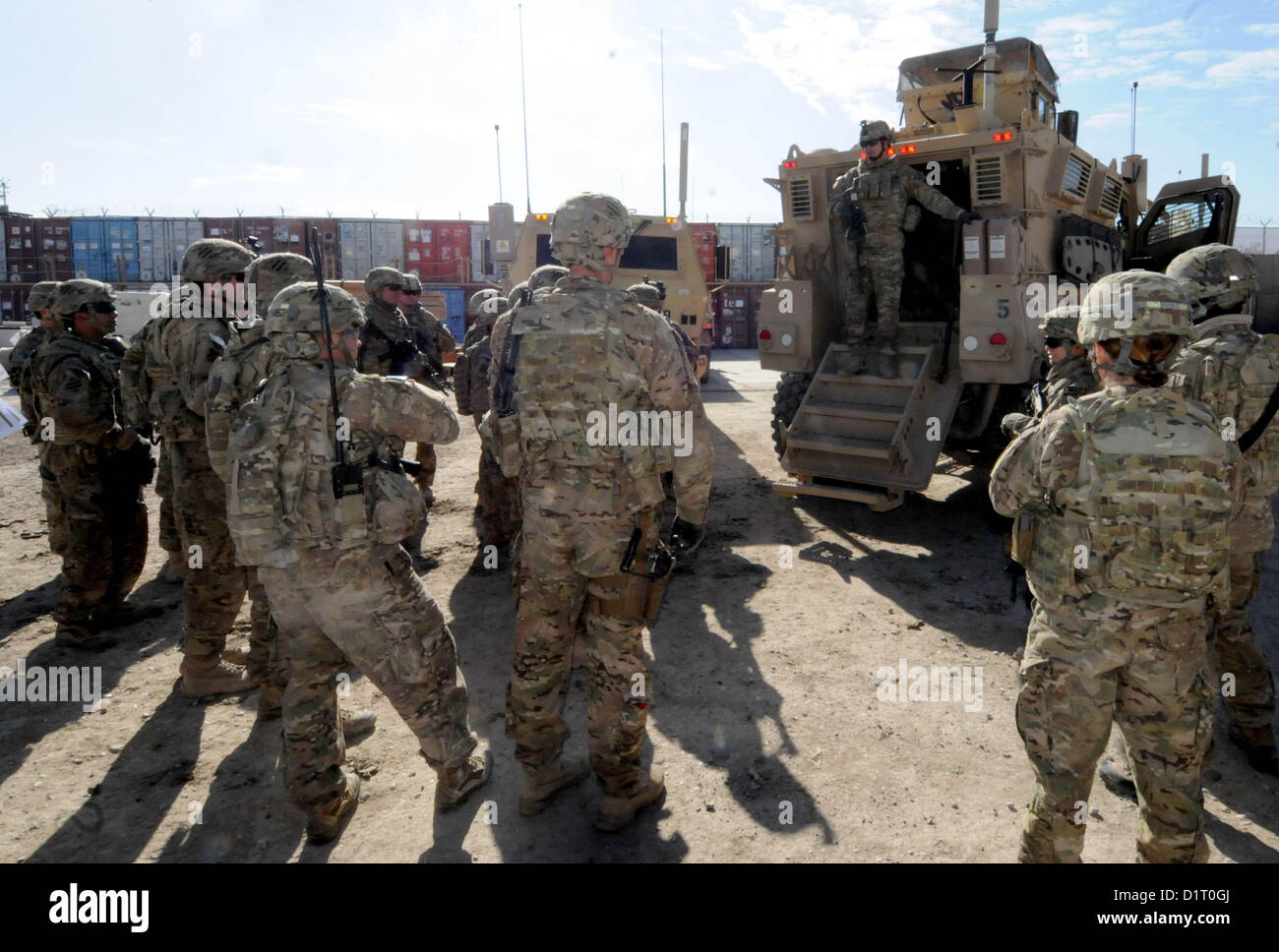 Funzionamento in avanti BASE SMART, Afghanistan -- STATI UNITI Army Sgt. Steven vicolo, Zabul Provincial Reconstruction Team sicurezza force, spiega come aprire manualmente la porta posteriore lato passeggero sul Mine-Resistant agguato MAXXPRO protetti durante un supporto verso il basso per la sicurezza in avanti operanti Base Smart, Afghanistan gen. 3.2013 Membri del PRT ha partecipato al ribaltamento del veicolo trapani, armi procedure di clearing e briefing riguardanti comuni lesioni d'inverno. (U.S. Air Force foto di Senior Airman Patrice Clarke) Foto Stock