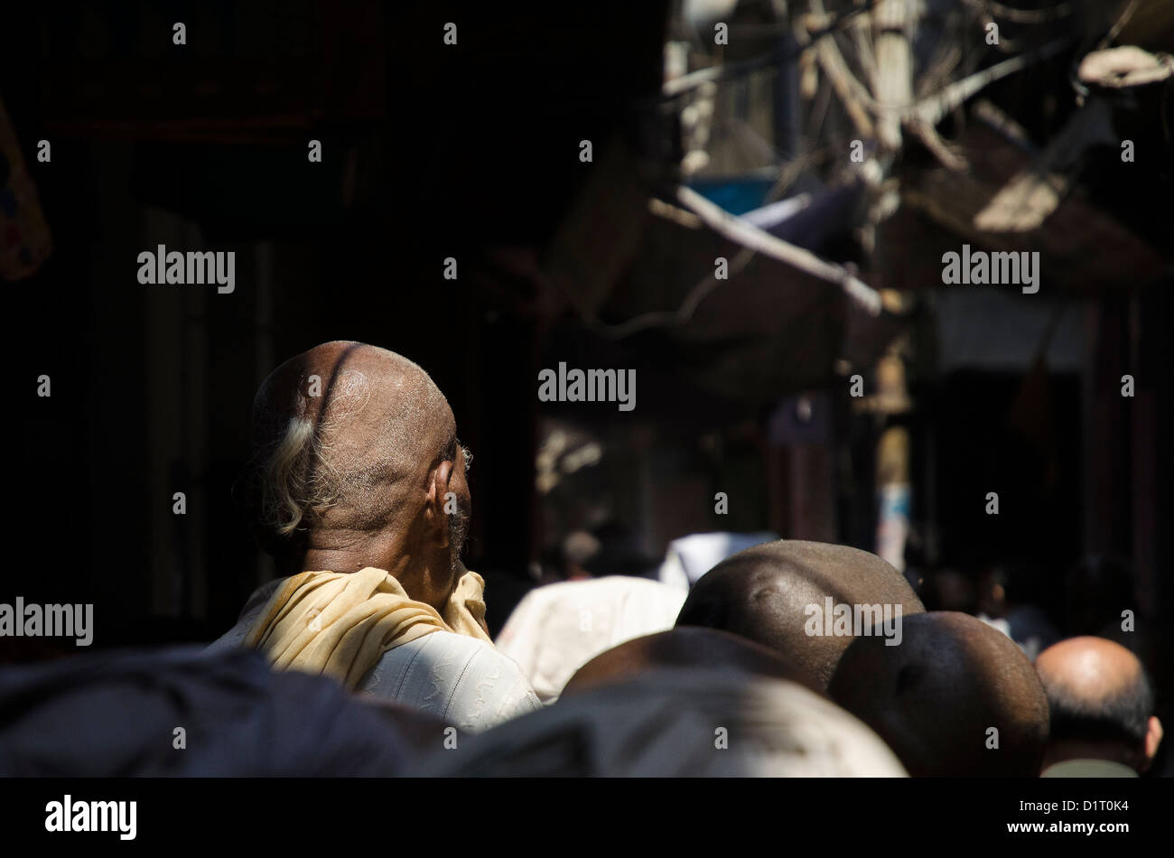 Pellegrini, messa in coda in attesa di entrata al Tempio Dorato di Varanasi, India Foto Stock