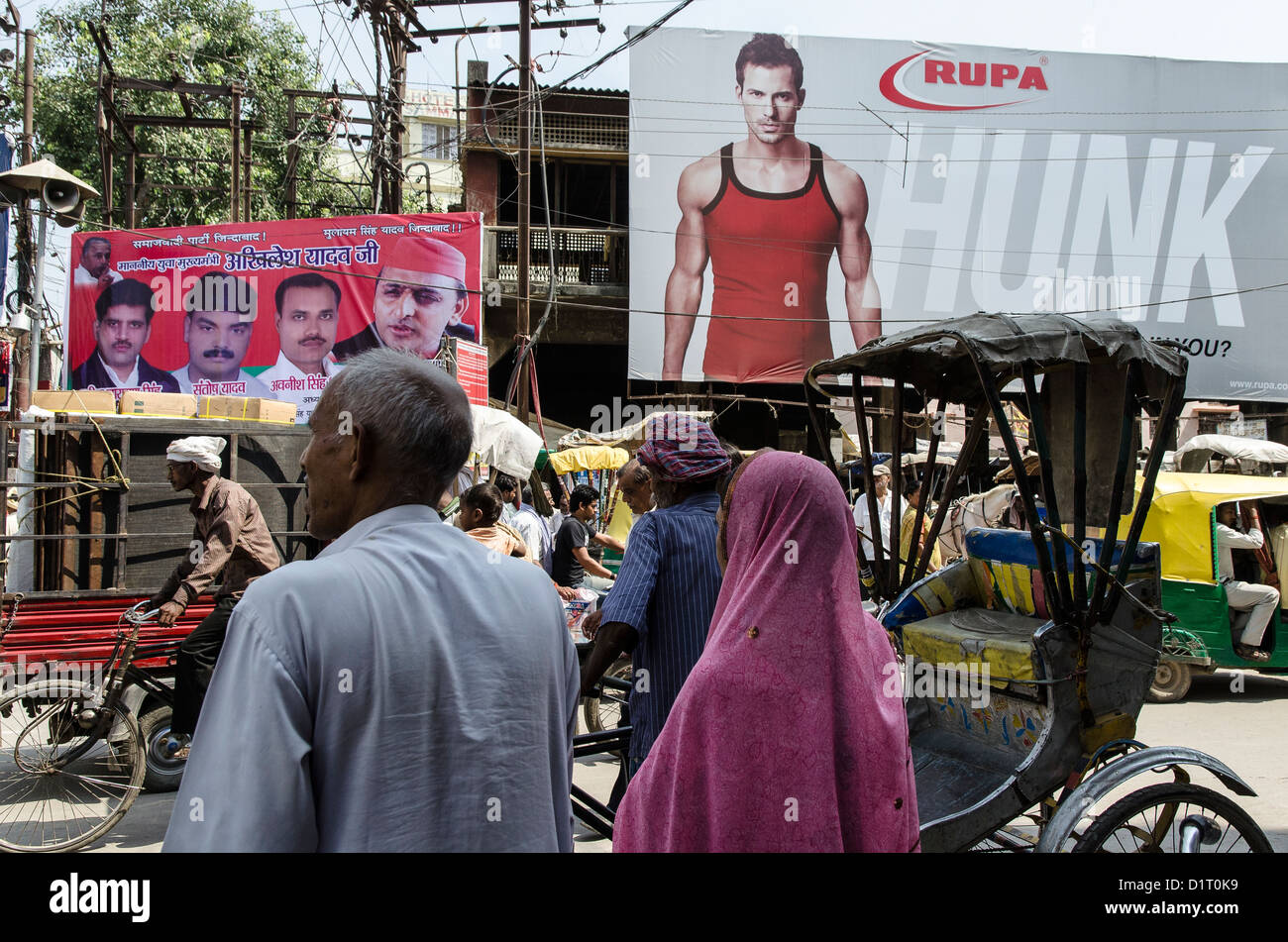 Sulla strada di Varanasi, India, Affissioni Foto Stock
