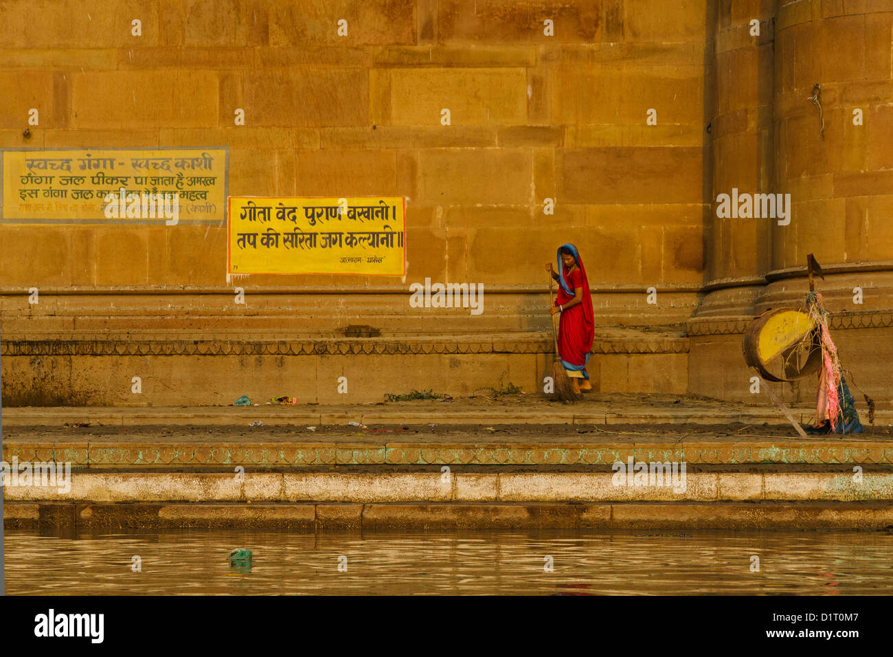 Donna indiana ampie sul ghats di Varanasi, abito rosso, India, Benares Foto Stock