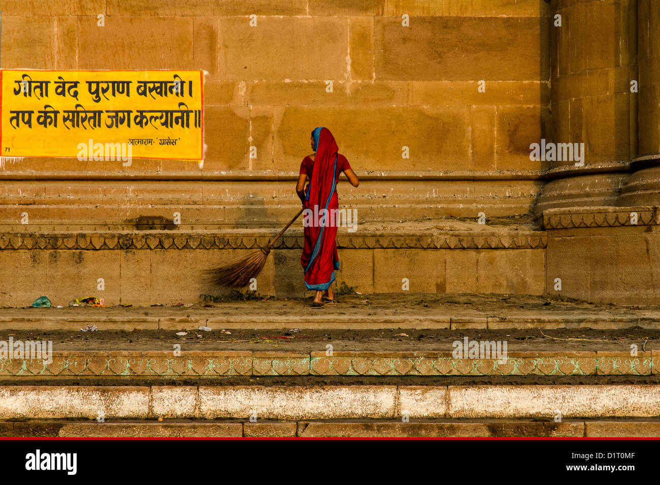 Donna indiana ampie sul ghats di Varanasi, abito rosso, India, Benares Foto Stock