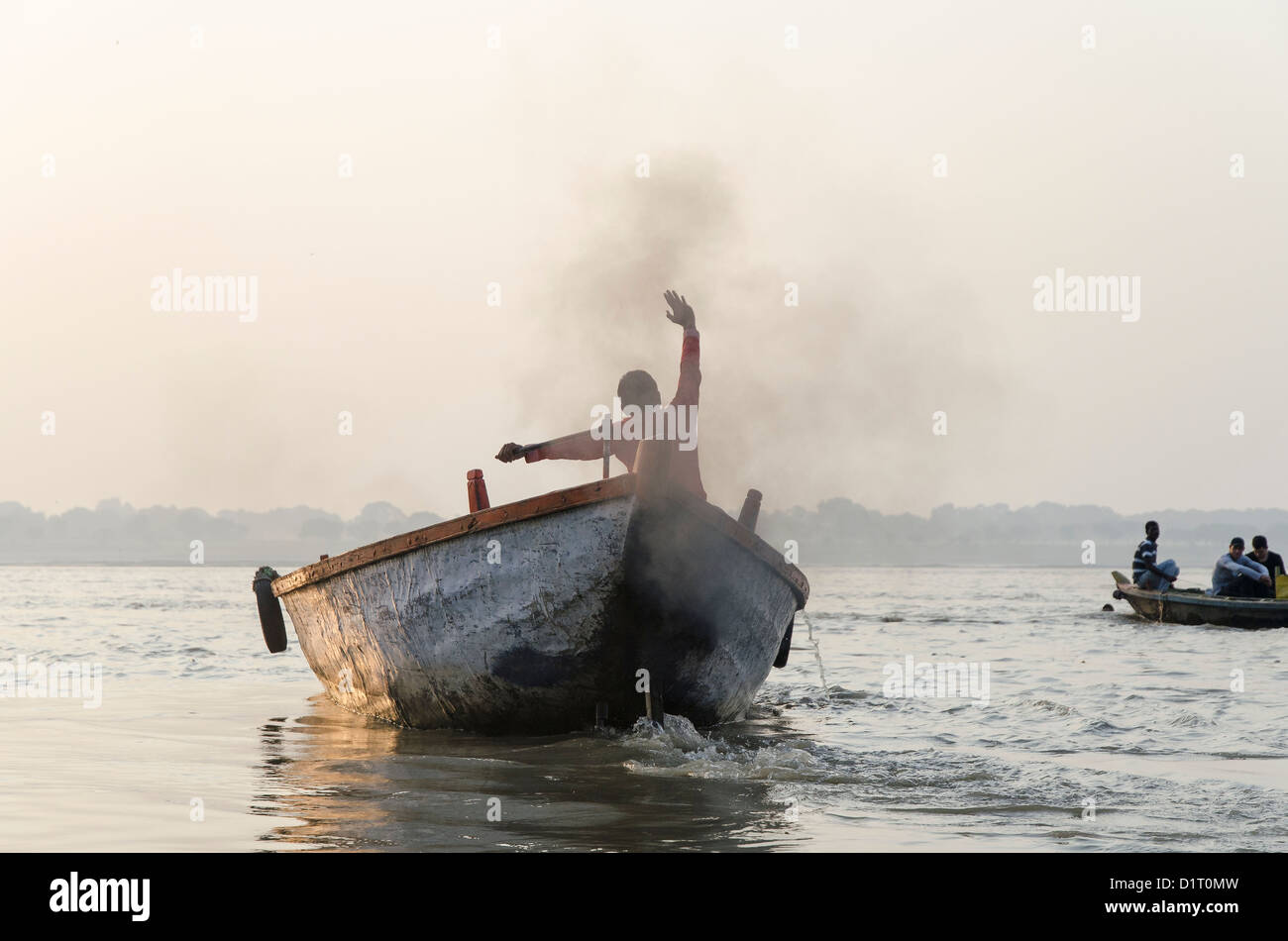 Sventolando nocchiero e gita in barca al mattino sul Gange a Varanasi, India Foto Stock