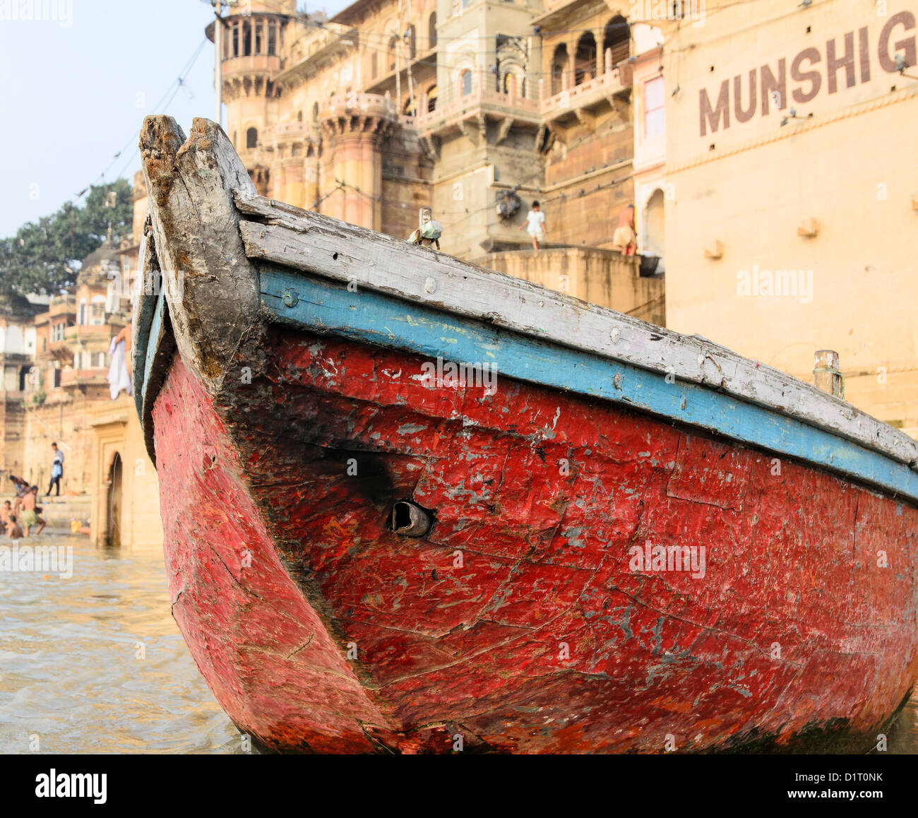 Barche colorate sul Fiume Gange a Varanasi, India Foto Stock