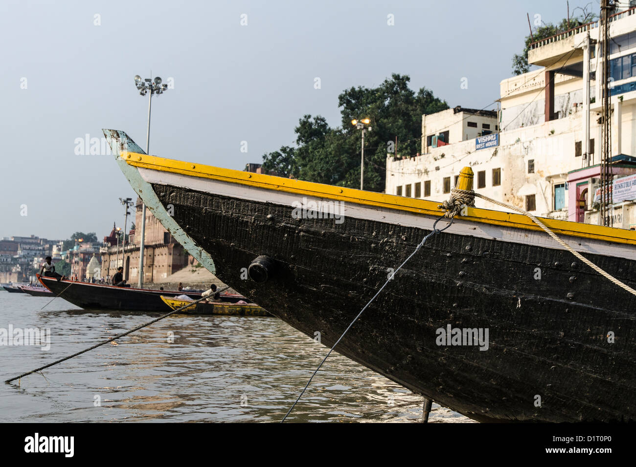Barche colorate sul Fiume Gange a Varanasi, India Foto Stock