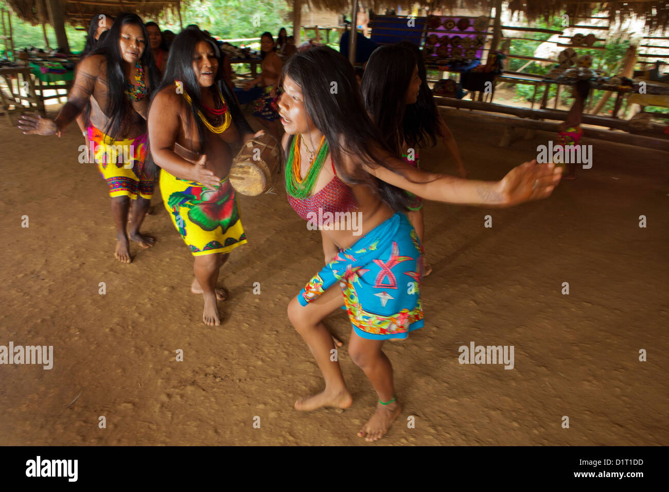 Embera Puru donna indiana di eseguire una danza in Embera Puru villaggio accanto a Rio Pequeni, Repubblica di Panama. Foto Stock