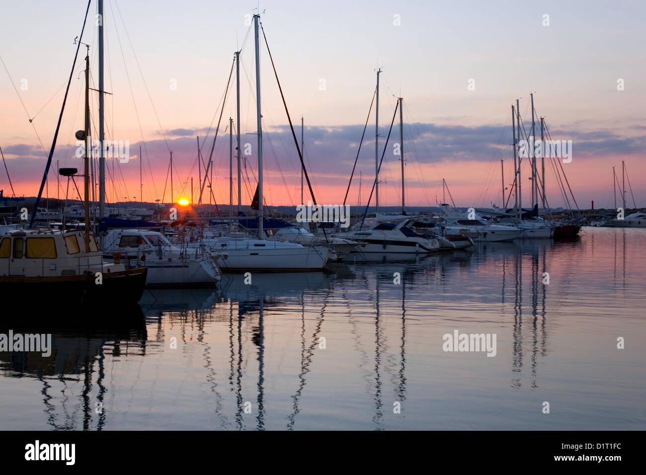 Colonia de Sant Pere, Maiorca, isole Baleari, Spagna. Vista sul porto al tramonto. Foto Stock