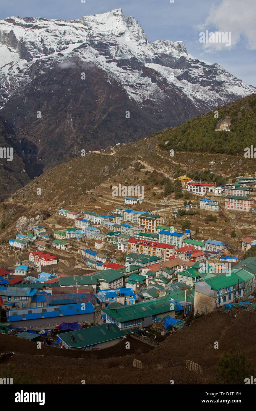 Lo Sherpa città di Namche Bazaar con la montagna Kongde Ri picco in background in Khumbu, in Nepal, in Asia Foto Stock